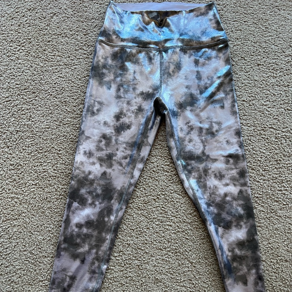 Beyond Yoga Gray Tiedye Foil HW Midi Legging